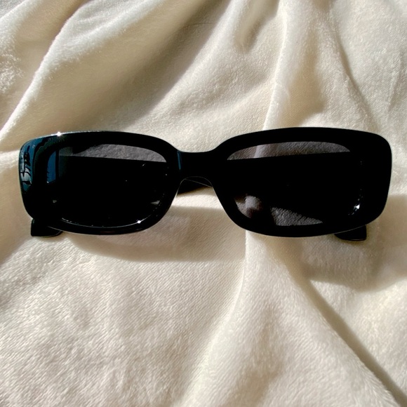 Sleek Black Rectangle Sunglasses – Retro Minimalist Style - Picture 2 of 11